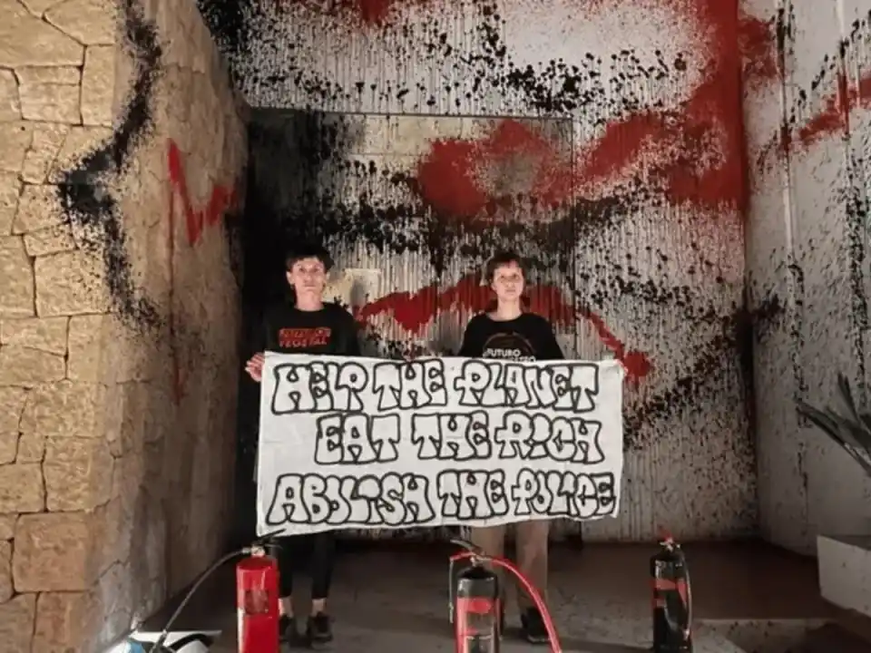 Un grupo de ambientalistas vandalizaron la casa de Messi en Ibiza