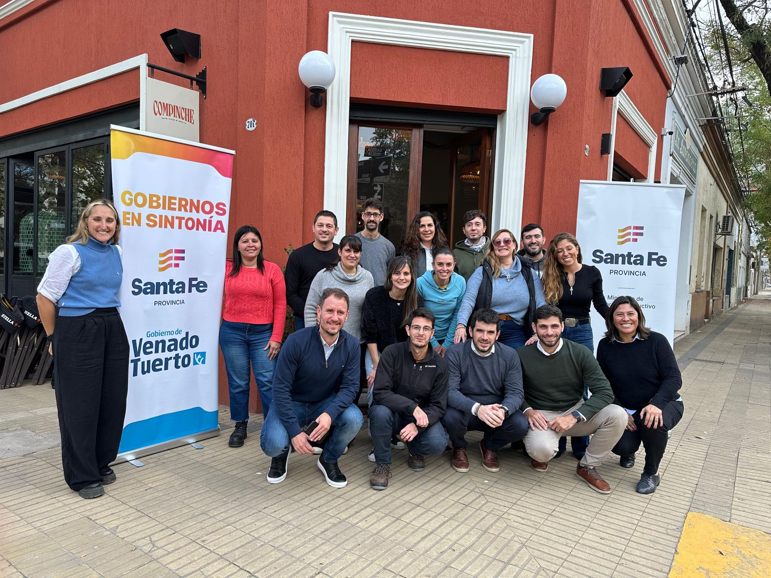 El intendente, parte de su equipo y los emprendedores locales.
