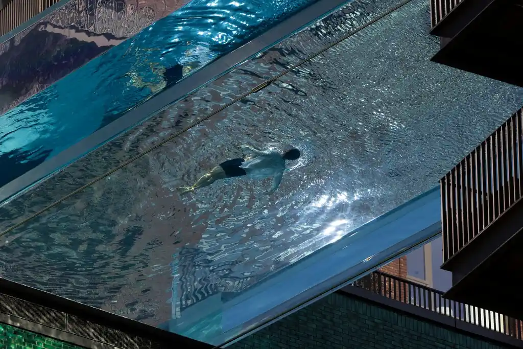 “La piscina del cielo”, está ubicada a diez pisos de altura