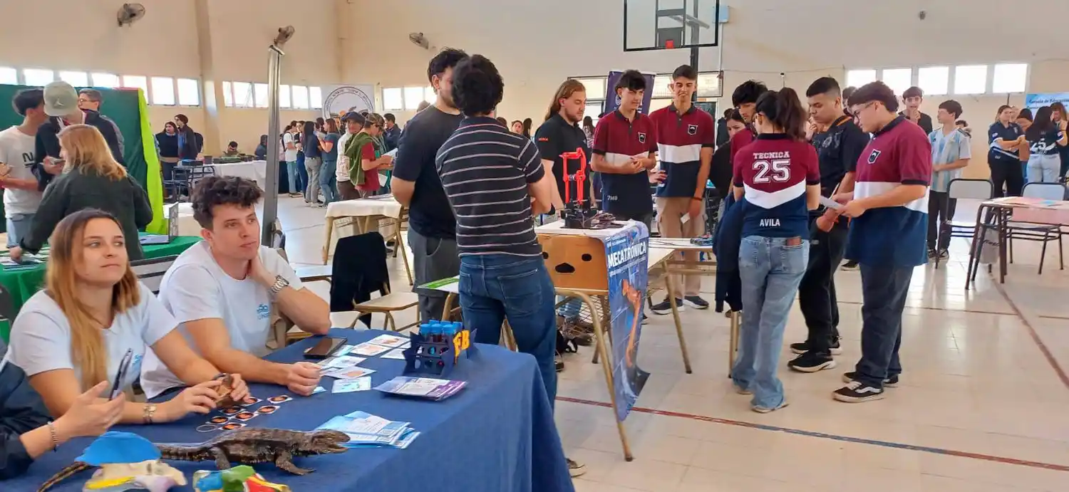 Adolescentes colmaron la Expo Carreras en Victoria