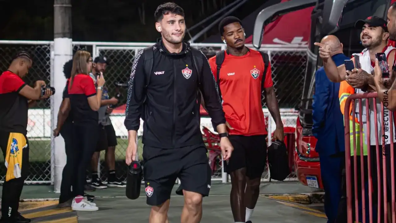 El tandilense "Emma" Martínez, en la llegada al estadio. (Fotos de prensa Vitória).