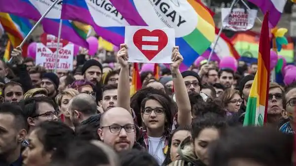 Italia legaliza las uniones civiles entre parejas homosexuales