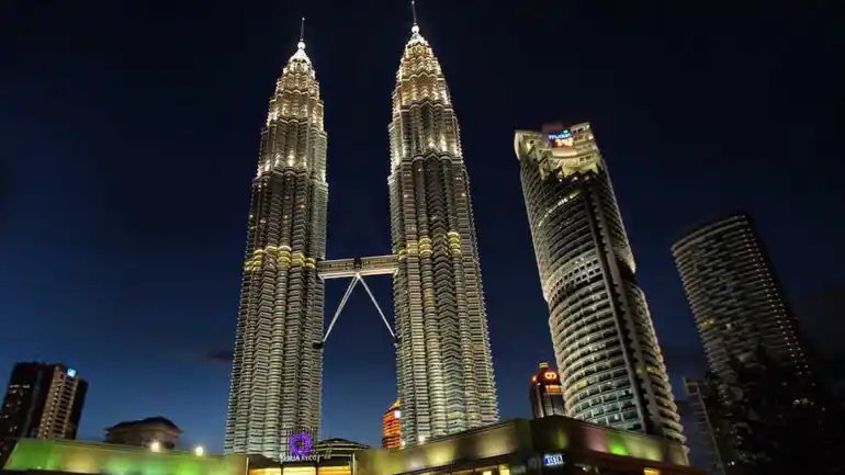 Murió el arquitecto argentino que diseñó las torres de Kuala Lumpur