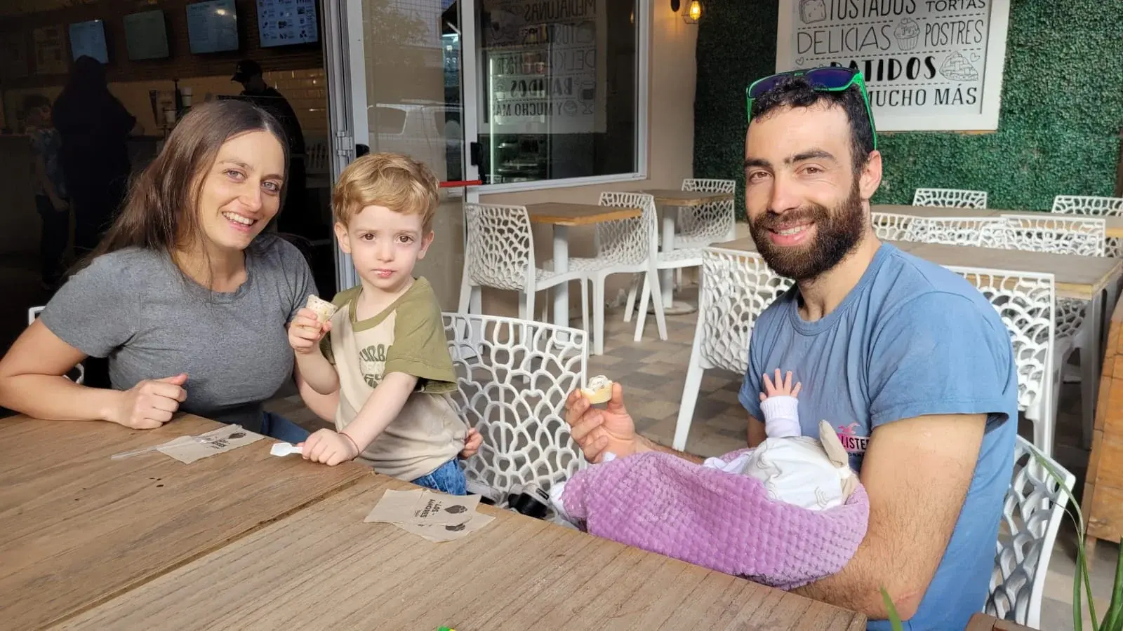Yami, Benja, Isa y Cristian en familia. Heladería Los Amores