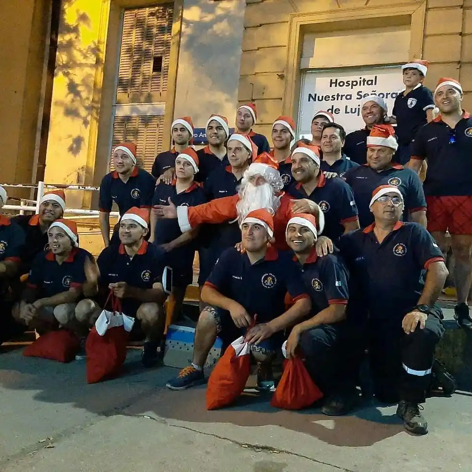Navidad en Luján: Los Bomberos se subieron al "trineo" y recorrieron los barrios y el Hospital