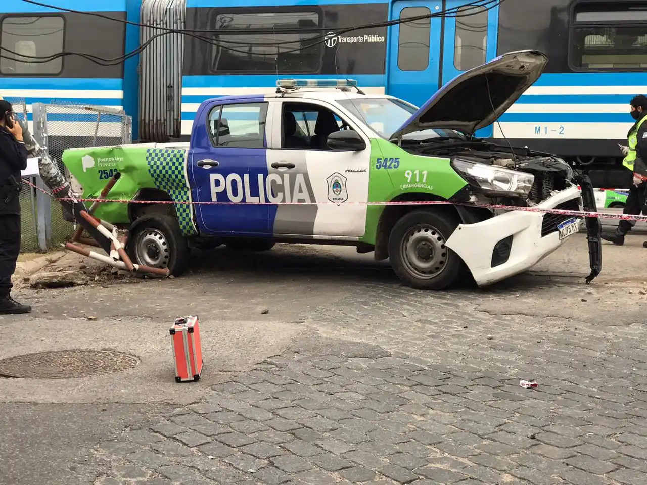 Tres de Febrero: Tren embistió a patrullero y un policía tuvo que salir por la ventana