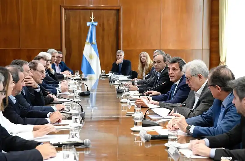 Massa explicó a los bancos su estrategia para reducir la tensión cambiaria y la presión sobre la inflación