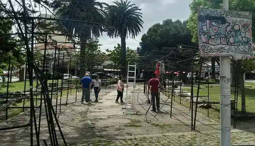 Los artesanos de la plaza en marcha