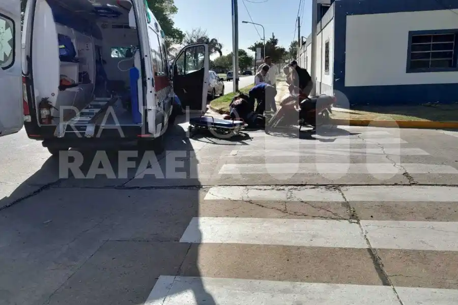 Una mujer derrapó con su moto y terminó hospitalizada en el nosocomio local
