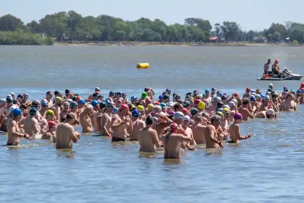 Más de ochocientos competidores del circuito de aguas abiertas nadaron en nuestras aguas