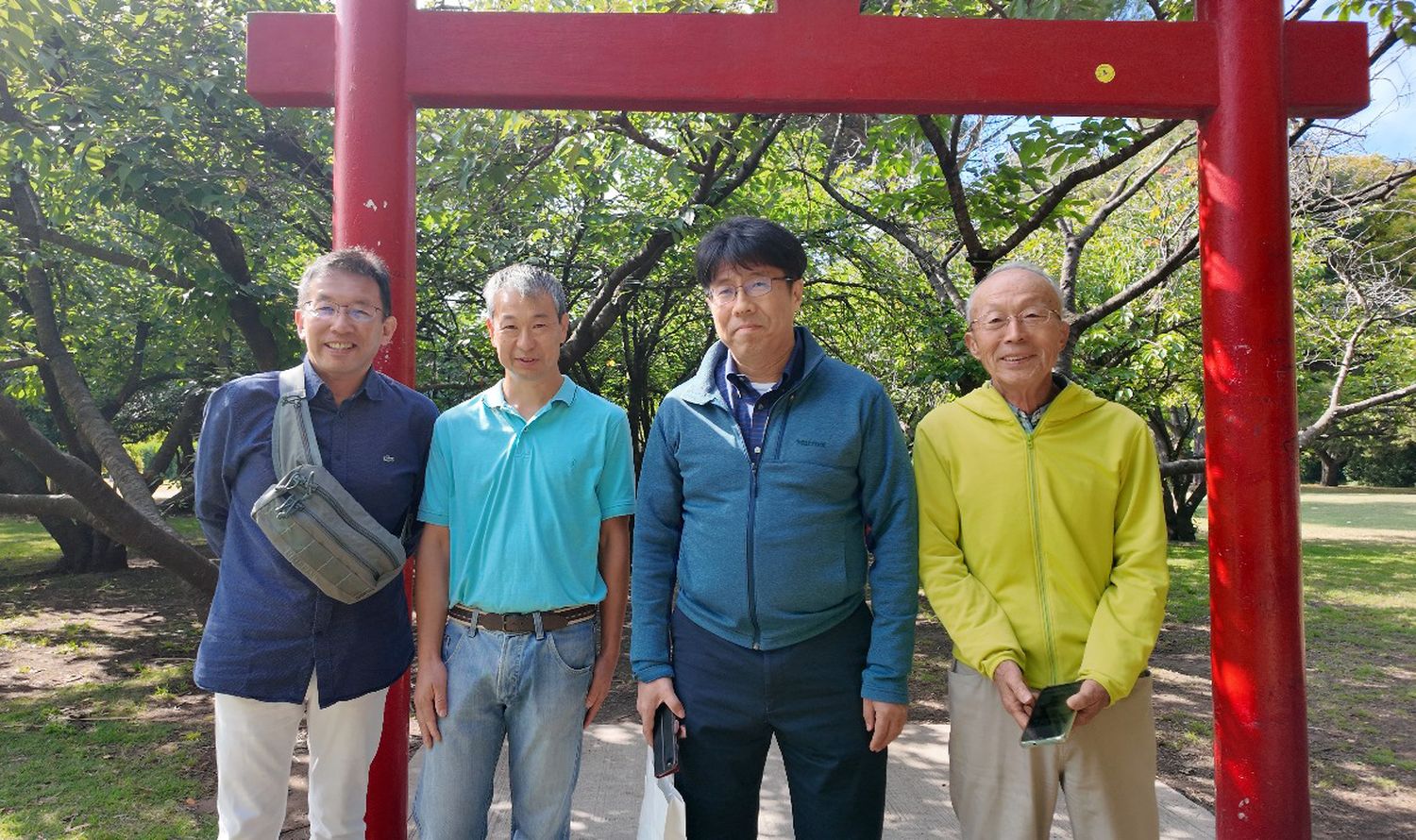 Miembros de la comunidad japonesa junto a Takashi Fujisaki