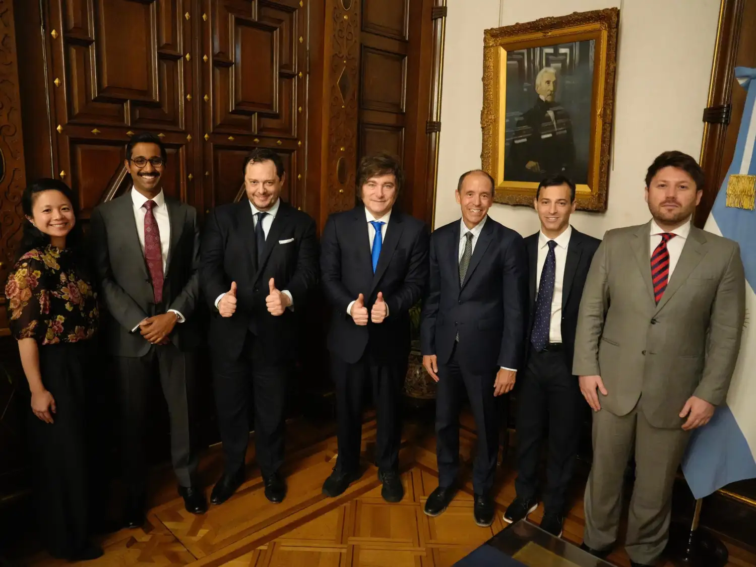 El presidente junto a representates de la firma en la Casa Rosada.