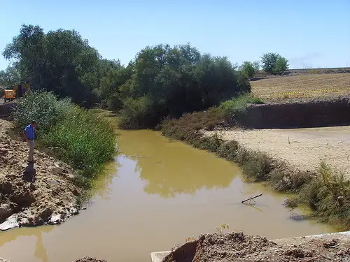 Presentan un proyecto que cuestiona el uso de los arroyos como descarga de afluentes 