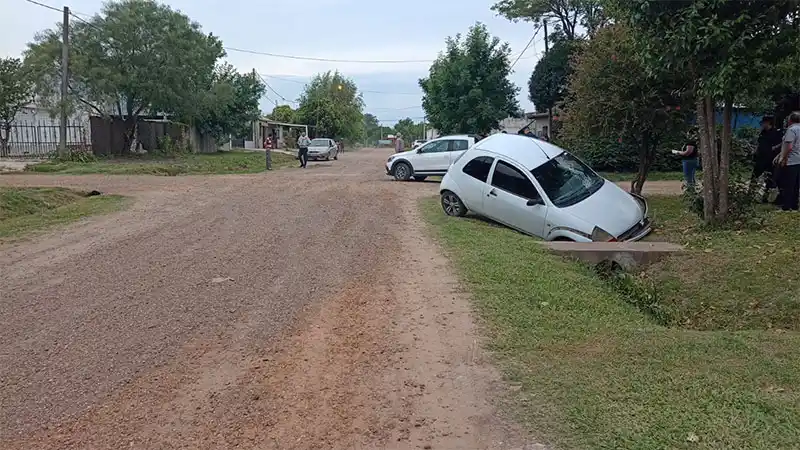Hospitalizaron a una embarazada tras un fuerte choque entre una camioneta y un auto