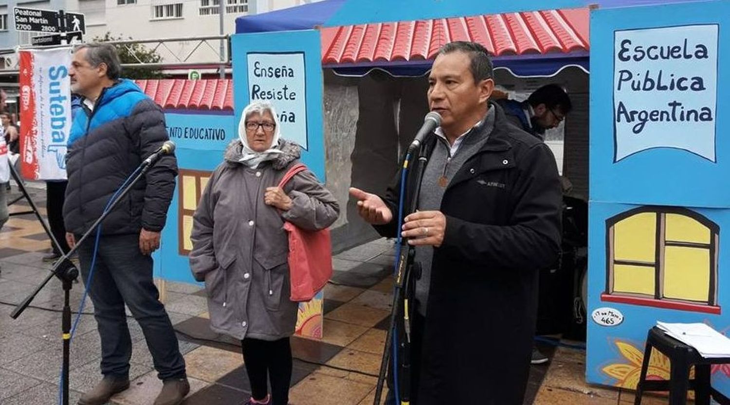 Montaron una réplica de la Escuela Itinerante frente a la Catedral