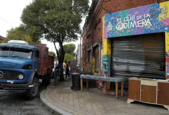 Con fuerte apoyo de la comunidad, comenzaron a levantar escombros del restaurante que se incendió