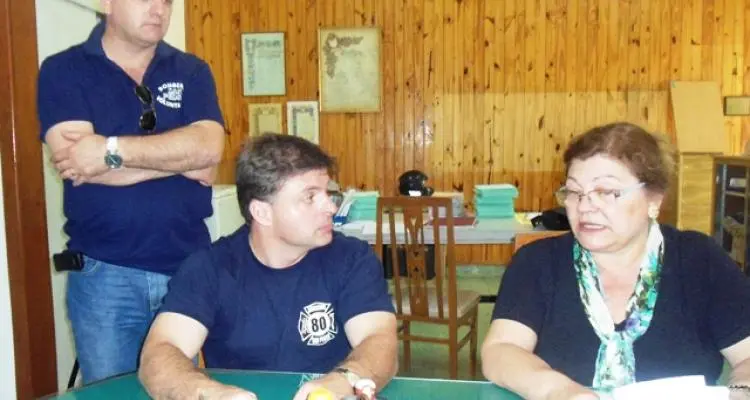 Patricia Rocca entregó 5000 pesos a Bomberos