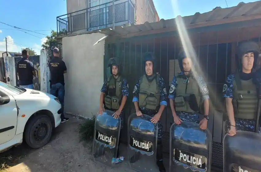 Allanamientos y tres detenidos por la venta de drogas en el barrio libertad