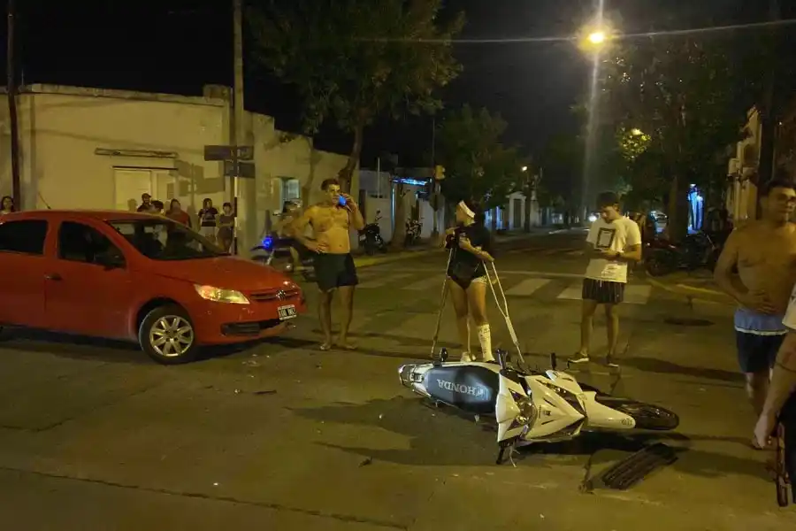 Accidente entre un auto y una motocicleta: un joven de 19 años debió ser trasladado