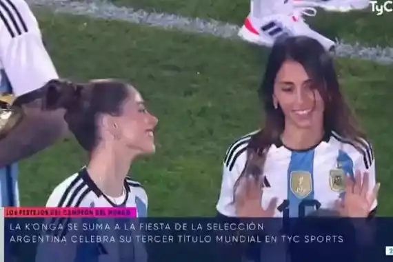 La charla cómplice de Antonela Roccuzzo y Tini Stoessel durante los festejos de los campeones del mundo