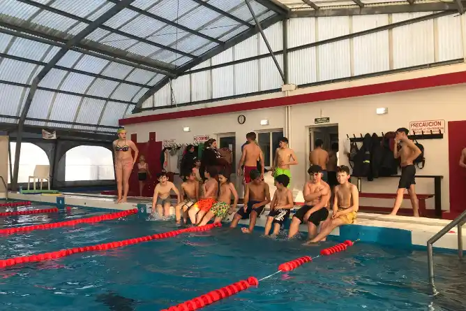 Clases de natación en el Centro Vespertino y en Envión Chascomús