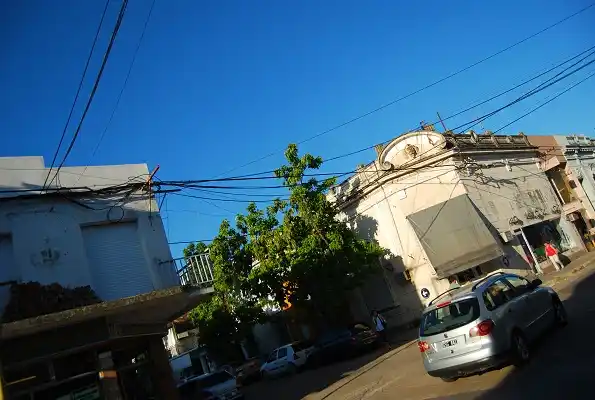 Evalúan un proyecto para reordenar el cableado aéreo en toda la ciudad