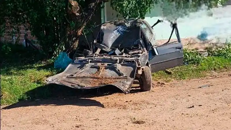 Un hombre está grave tras chocar su auto contra un árbol