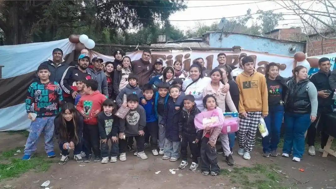 Los hinchas de Platense llevaron alegría al merendero María Esther.