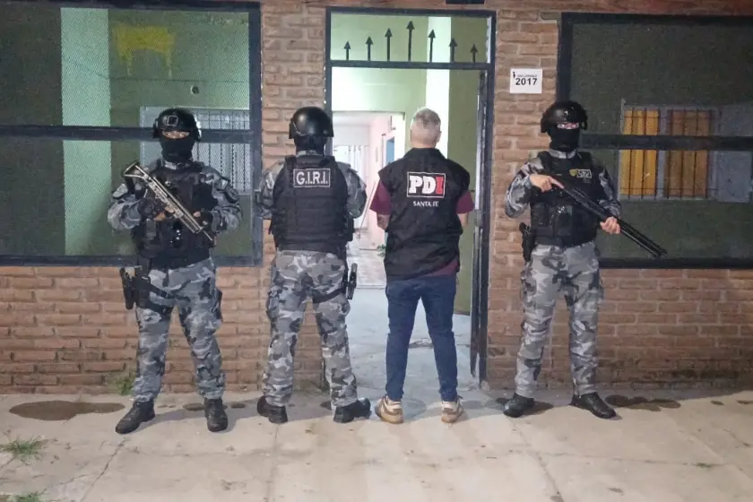 Allanamientos en Villa Gobernador Gálvez: dos jóvenes detenidos con armas de fuego