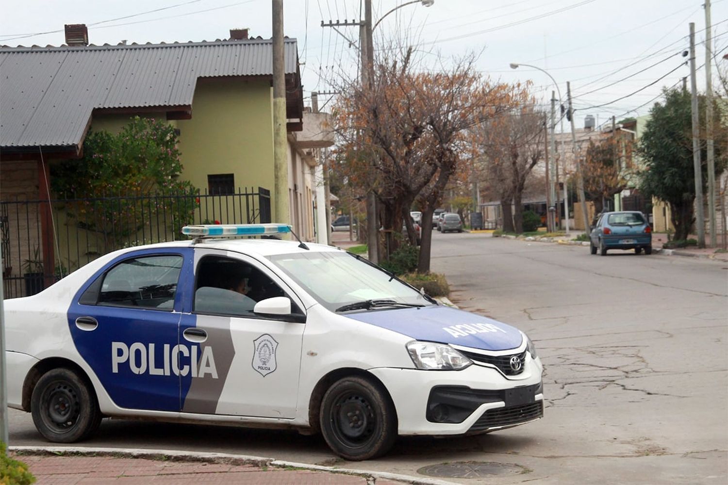 Le apoyó un revólver en la cabeza y le robó el celular