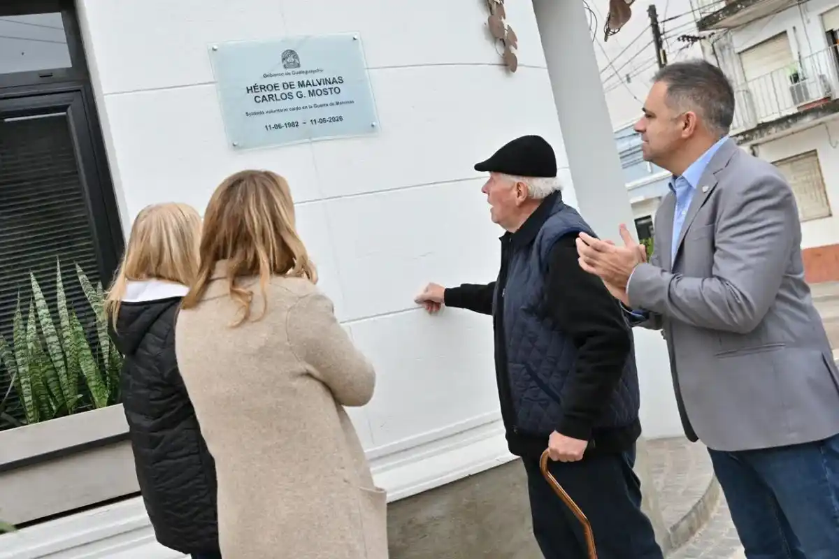 Gualeguaychú homenajeó a Carlos Mosto con una placa en la calle que lleva su nombre