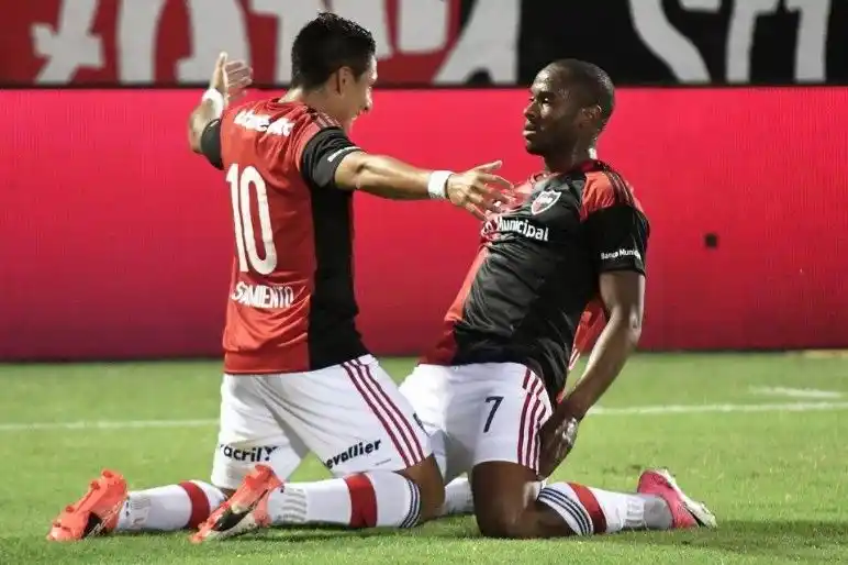 Newell’s estrena su versión 2018 ante un Arsenal en crisis