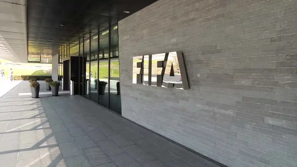 La FIFA limitará el poder y las comisiones de representantes de futbolistas