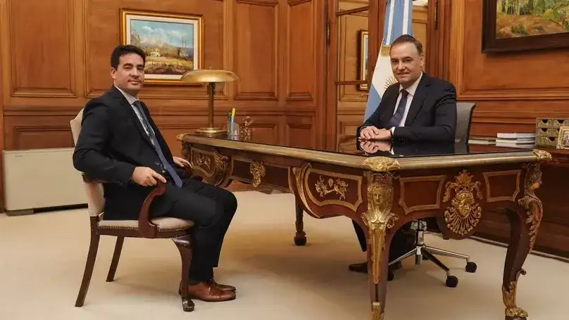 El vocero presidencial, Adrián Ravier, y el jefe de Gabinete, Manuel Adorni.