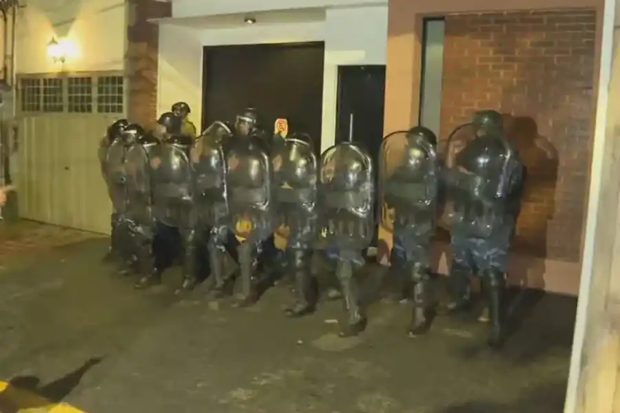 Misiones: fuertes incidentes frente a la casa del gobernador