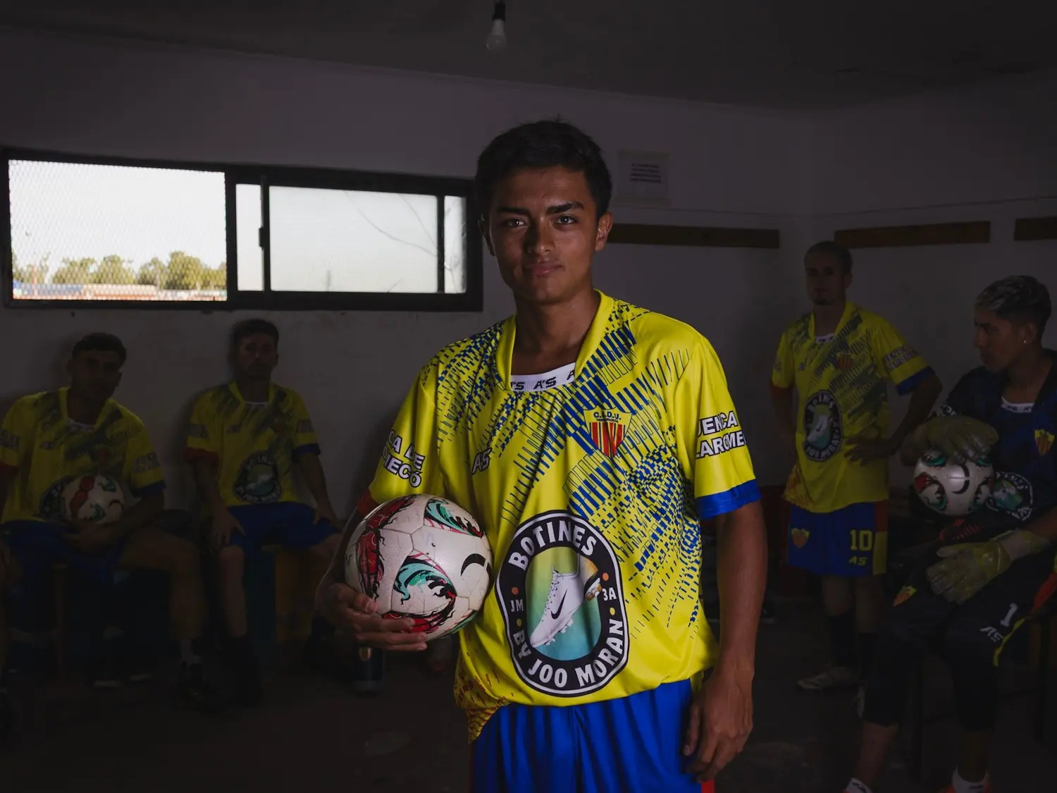 Algunos jugadores del plantel posaron para la foto con la flamante indumentaria (Fotos: Ale Zygal)