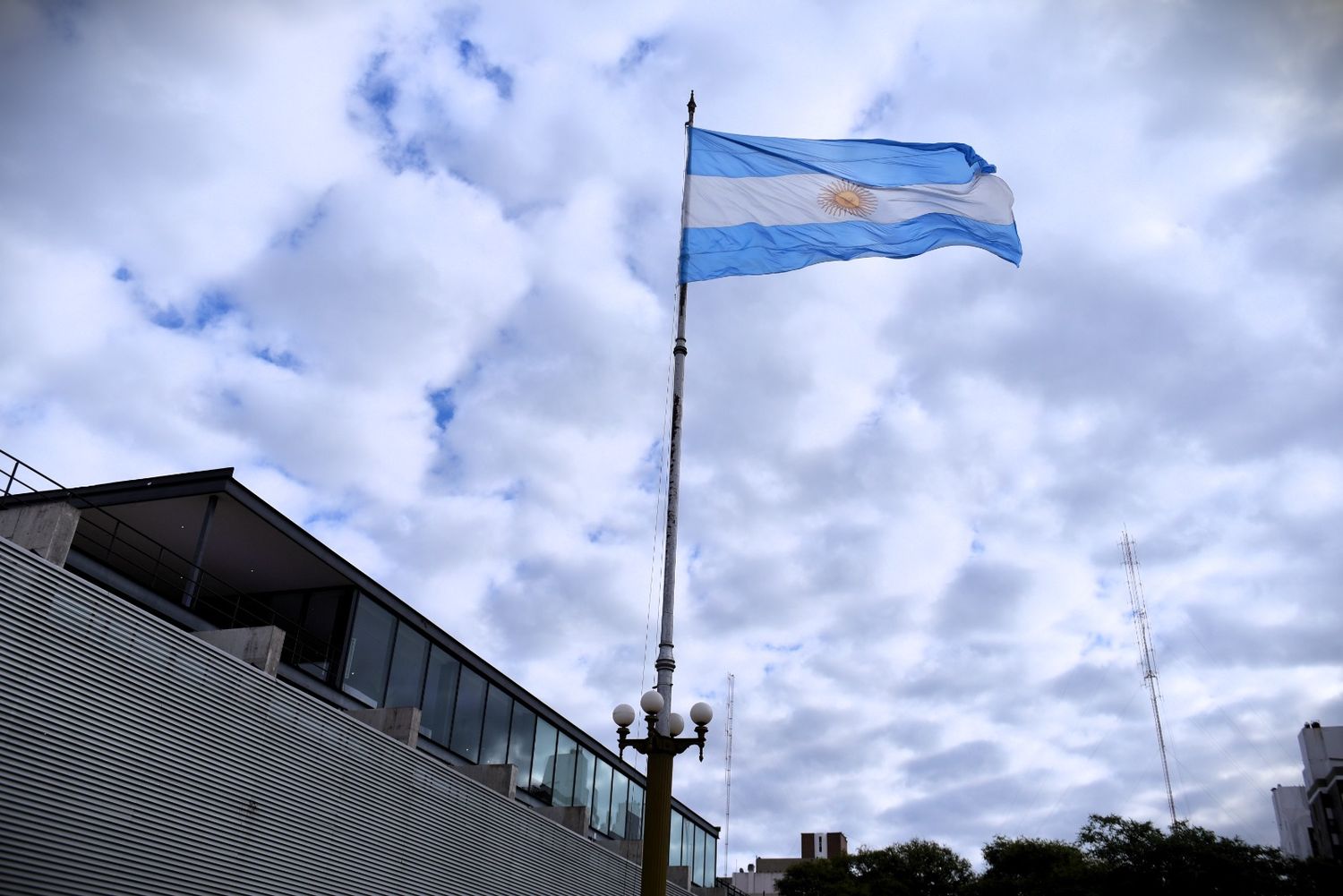 Desde este jueves, la Bandera vuelve a izarse todos los días