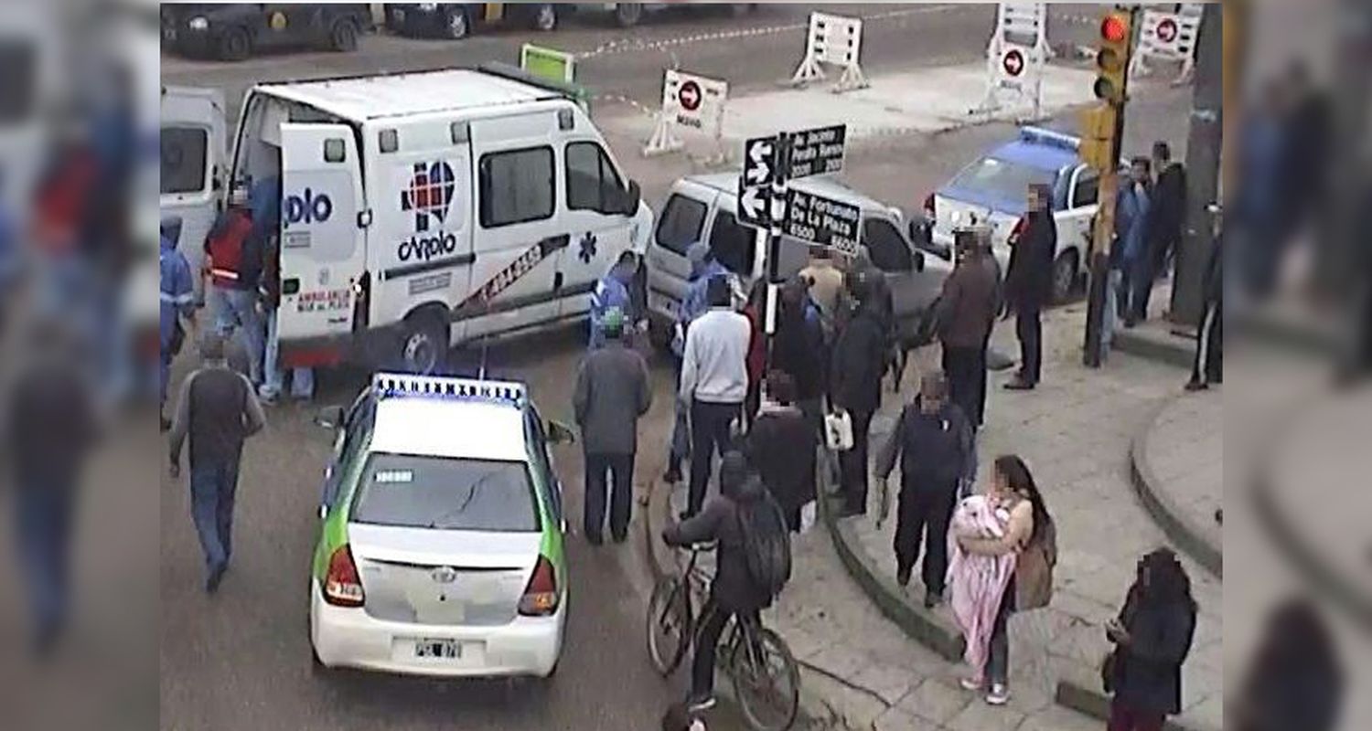 Un menor fue hospitalizado tras evadir un control y embestir una camioneta