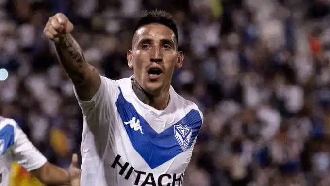Fin de la novela: Racing hizo oficial la venta de Ricardo Centurión