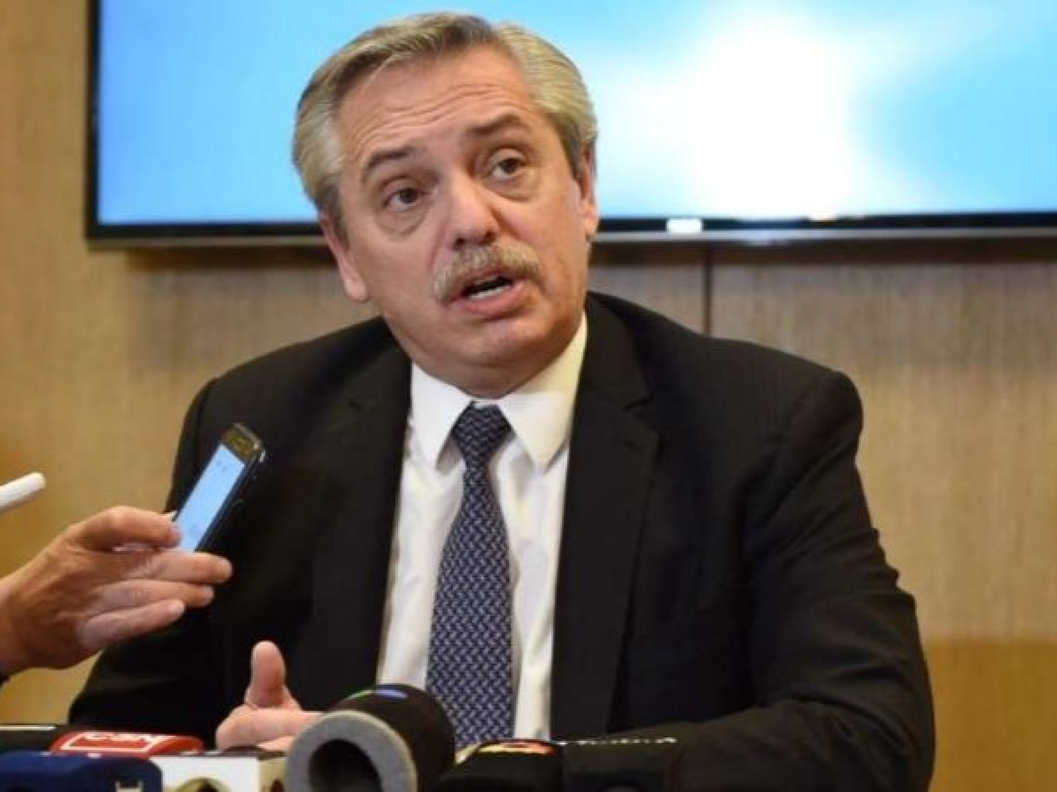 Fernández llamó a cerrar la grieta y dijo que "no se puede seguir viviendo en el país de la locura"
