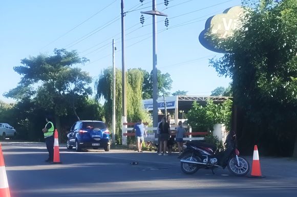 Otro accidente entre un turista en auto y una moto