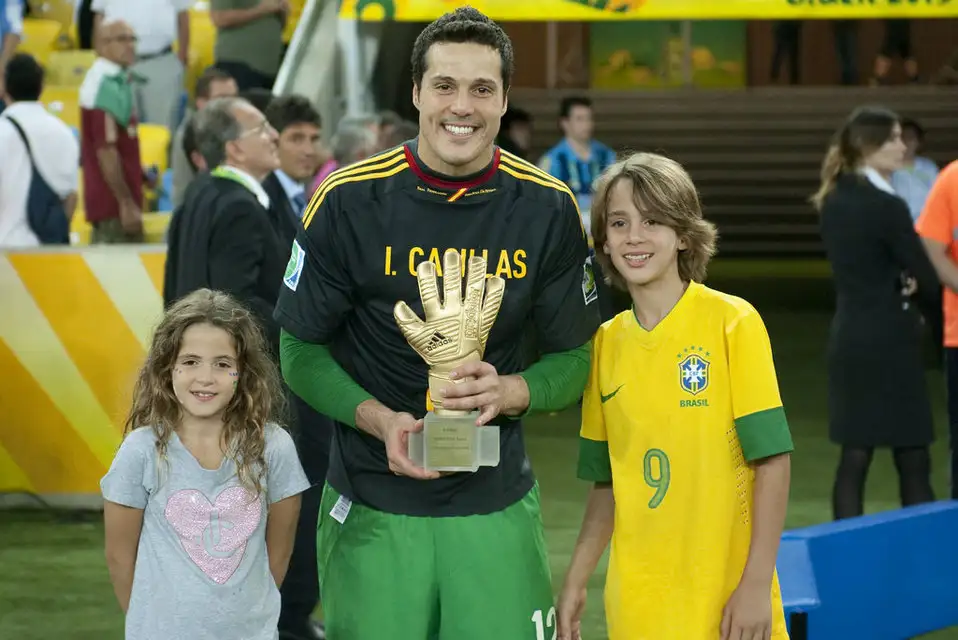 Se retira Julio César, el arquero que "hizo llorar a Messi"