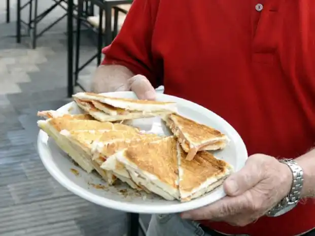 Se lanza la Semana del Carlitos, el clásico sándwich con ADN rosarino