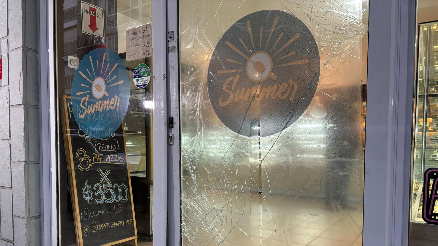 Así quedó la puerta de la panadería