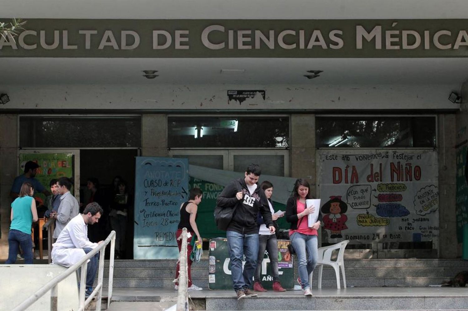 Polémico “bochazo” en Medicina: 800 alumnos reprobaron un parcial en La Plata