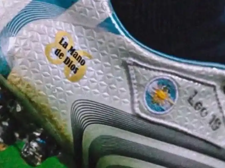 La inscripción en homenaje a "La Mano de Dios" en el botín de Messi.