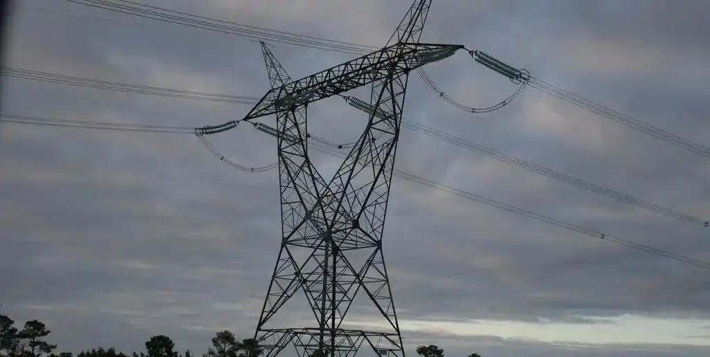 Siguen sin aplicarse integralmente los contratos de las privatizaciones en materia de energía eléctrica y gas natural, según su diseño en la década del '90. En este último servicio continúa la Revisión Integral Tarifaria (RTI) para la concesionaria que actúa en Santa Fe y el norte bonaerense. La Epe, en cambio, está indirectamente alcanzada por el decreto.