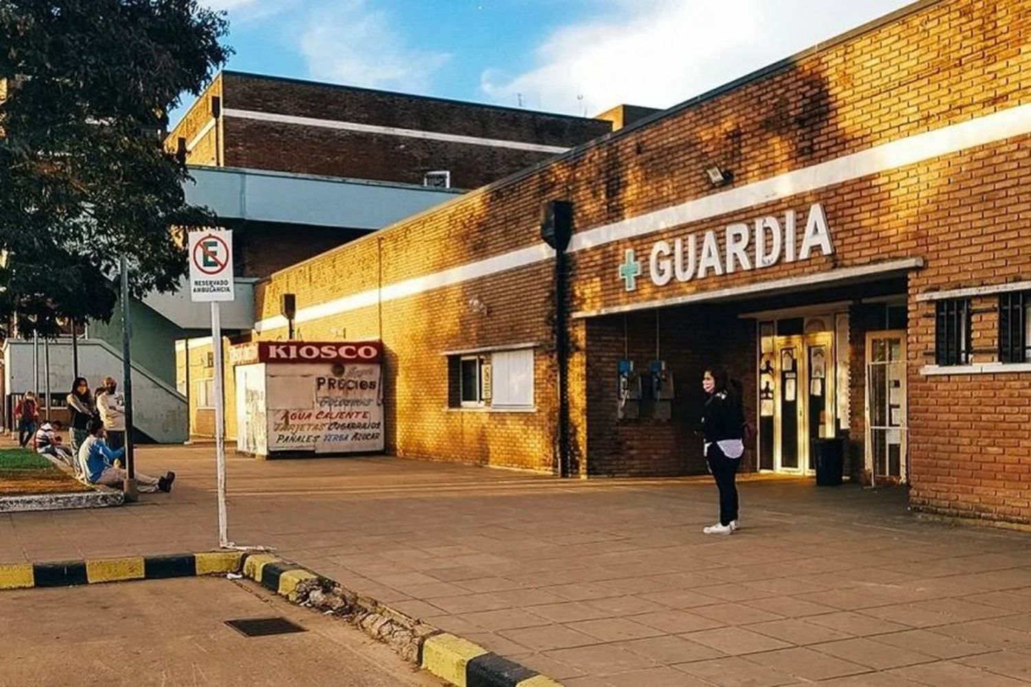 Un hombre pelea por su vida tras recibir un hachazo en el rostro