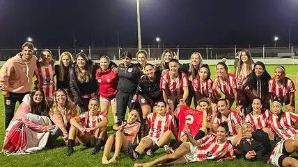 Ganadoras. Las “Albirrojas” vencieron a Independiente en el clásico