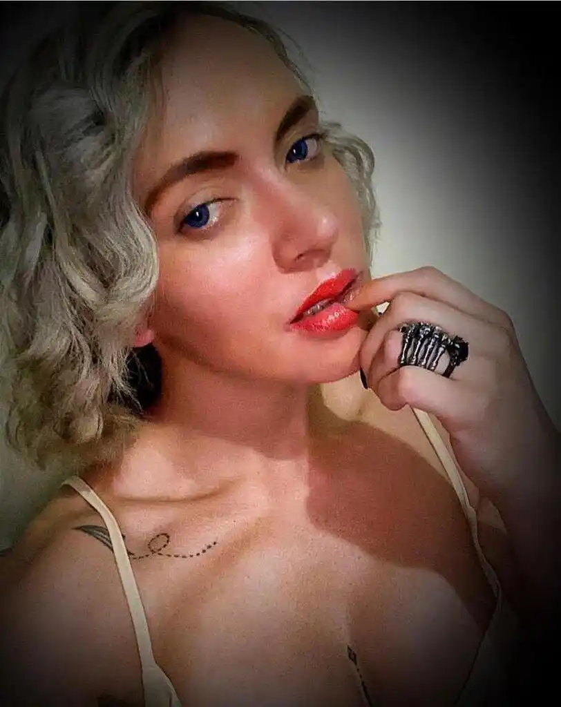 La JUEZ SEXY de Colombia fumando y semidesnuda en plena audiencia (+ video)